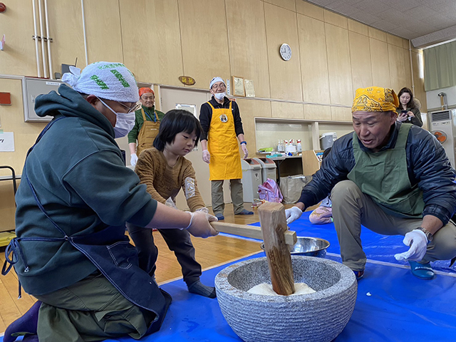 たきの森のようちえん（親子体験プログラム）「おもちつき」